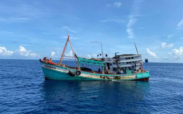 Dua buah bot yang ditahan dibawa masuk ke Jeti Zon Maritim Kemaman pada Ahad. - Foto ihsan Maritim Malaysia Zon Kemaman