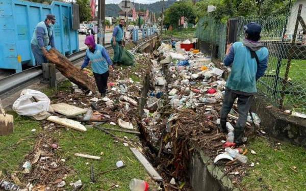 Timbunan sampah memenuhi longkang akibat banjir kilat yang melanda beberapa kawasan di Ampang pada Isnin.