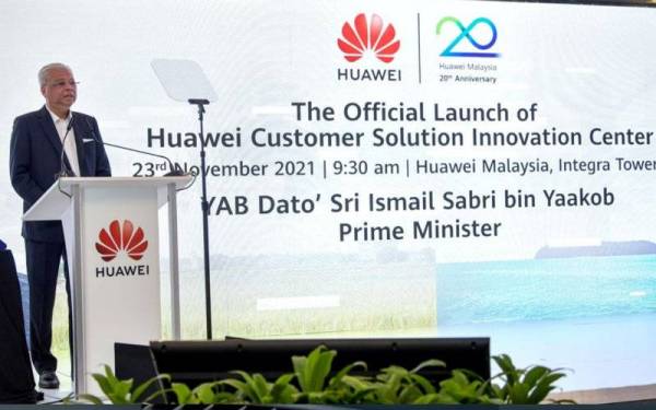 Perdana Menteri Datuk Seri Ismail Sabri Yaakob menyampaikan ucapan pada Majlis Pelancaran Huawei Customer Solution Innovation Center (CSIC) di Huawei Malaysia Integra Tower hari ini. Foto Bernama