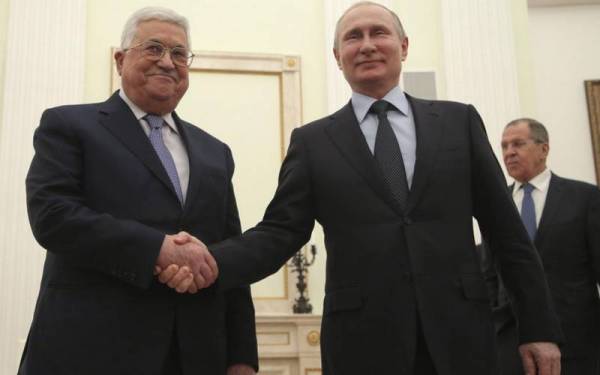 Vladimir Putin (tengah) akan mengadakan perbincangan dengan pemimpin Palestin, Mahmoud Abbas (kiri) di pusat peranginan Laut Hitam Sochi pada Selasa. - Foto fail Reuters