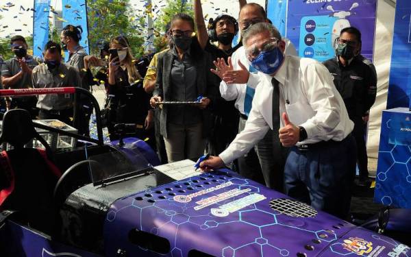 Dr Adham (kanan) pada Majlis Perasmian Program NESTI dan Demontrasi Hydrogen-Paired Electric Racecar (HyPER) hari ini. - Foto Bernama