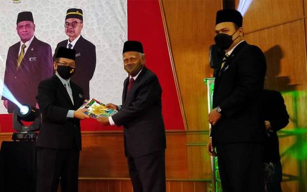 Mohd Na'im (kiri) menerima penghargaan selepas menjadi panel pembentang Kolokium Perundangan dan Kehakiman Syariah Tahun 2021 di Dewan Bankuet Jabatan Kehakiman Syariah Perak, di sini pada Selasa.