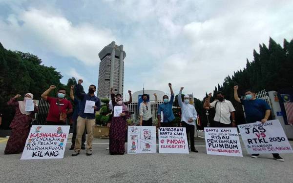 Penduduk melakukan bantahan di hadapan Bangunan Sultan Salahuddin Abdul Aziz Shah pada Selasa.