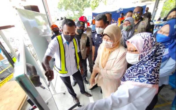 Pegawai Daerah Hulu Langat, Dr Aini Ahmad memberi taklimat tingkat mengenai kejadian banjir lumpur di kawasan terjejas