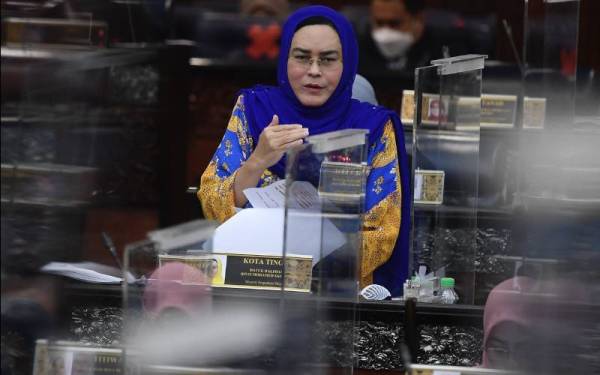 Halimah ketika menjawab soalan pada Waktu Pertanyaan-Pertanyaan Menteri sempena Mesyuarat Khas Penggal Ketiga Parlimen Ke-14 di Parlimen hari ini. - Foto Bernama