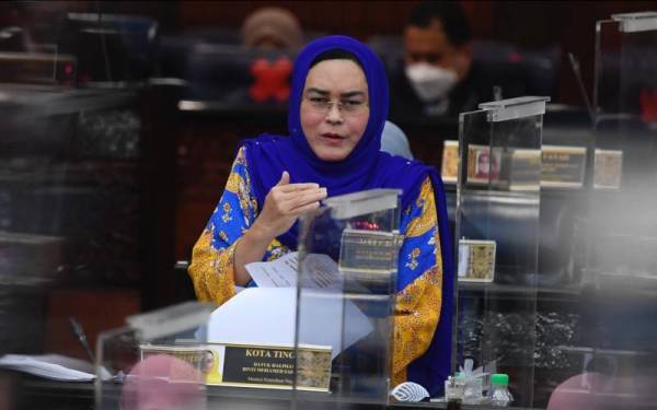 Datuk Halimah Mohamed Sadique ketika menjawab soalan pada Waktu Pertanyaan-Pertanyaan Menteri sempena Mesyuarat Khas Penggal Ketiga Parlimen Ke-14 di Parlimen pada Selasa. - Foto Bernama