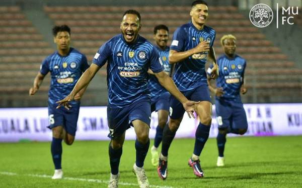 Penyerang import Melaka United, Adriano (hadapan) meraikan jaringannya pada perlawanan di Cheras itu. -Foto: MUSA