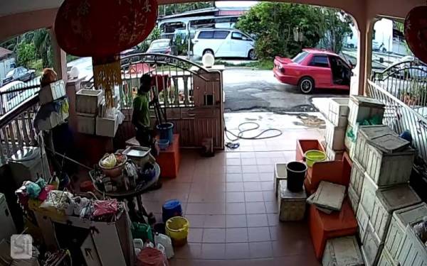 Seorang lelaki dalam rakaman CCTV di sebuah rumah di Taman Sungai Sembilang, pada Selasa sedang dikesan polis untuk membantu siasatan kes curi.