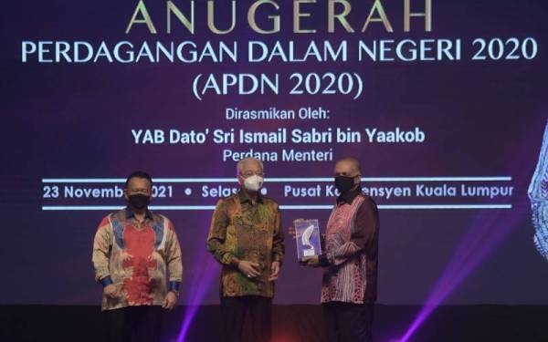 Ismail Sabri menyerahkan anugerah kepada Pengarah Urusan Mydin Mohamed Holdings Berhad Datuk Ameer Ali Mydin (kanan) pada Majlis Anugerah Perdagangan Dalam Negeri 2020 (APDN 2020) di Pusat Konvensyen Kuala Lumpur hari ini. - Foto Bernama