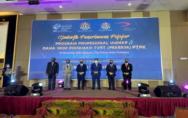 Zaliman (tiga dari kiri) dan Mohd Zabri (tiga dari kanan) pada Majlis Simbolik Penerimaan Pelajar Program Profesional UniMAP dan Dana Skim Pinjaman TVET (Pekerja) PTPK di Putrajaya pada Selasa.