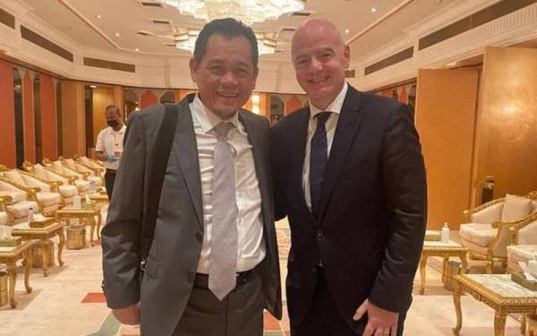 Hamidin bersama Infantino di Riyadh ketika menyaksikan perlawanan akhir Liga Juara-juara Asia AFC di antara Al-Hilal SFC menentang Pohang Steelers