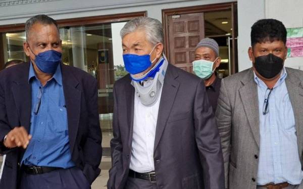 Ahmad Zahid (dua, kiri) hadir di Mahkamah Tinggi Kuala Lumpur pada Rabu bagi prosiding kes pecah amanah, lapan rasuah dan 27 pengubahan wang haram membabitkan puluhan juta ringgit dana milik Yayasan Akalbudi.