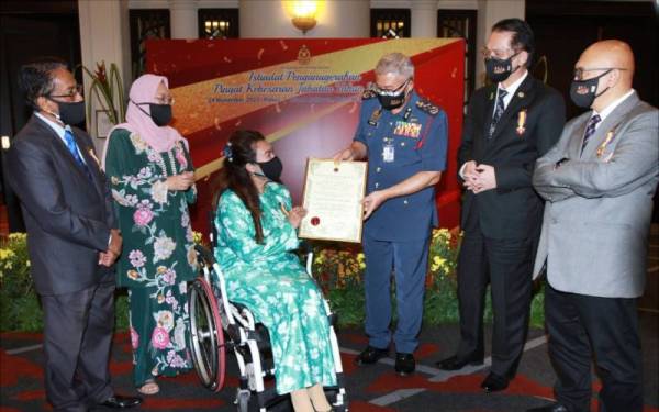 Mohammad Hamdan (tiga dari kanan) bersama Pengerusi Pertubuhan Berita Nasional Malaysia (Bernama), Senator Datuk Ras Adiba Radzi (tiga dari kiri),Noor Hisham (dua dari kanan), Aminuddin (kanan), Pengarah Eksekutif Sunway Centre For Planetary Health, Tan Sri Dr Jemilah Mahmood (dua dari kiri) selepas selesai Majlis Istiadat Penganugerahan Pingat Kebesaran Jabatan Bomba dan Penyelamat Malaysia (JBPM) di Hotel Marriott pada Rabu. - Foto SINAR HARIAN/ ROSLI TALIB