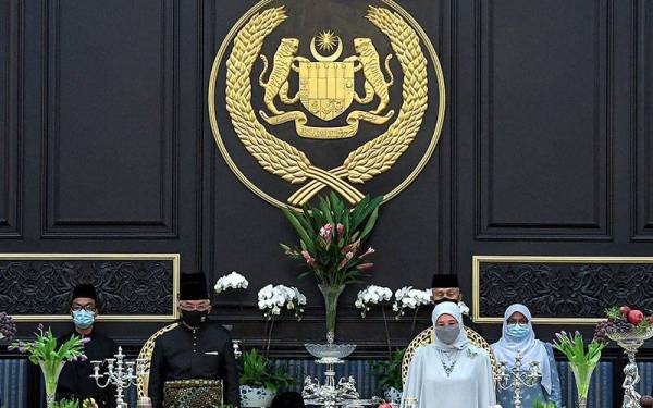 Yang di-Pertuan Agong bersama Raja Permaisuri Agong berangkat tiba ke Majlis Santapan Malam sempena Memuliakan Mesyuarat Majlis Raja-Raja Ke-257 di Istana Negara malam Rabu. - Foto Bernama