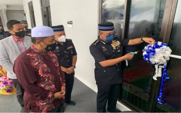 Shafien memotong riben perasmian pembukaan surau berkenaan di IPD Tumpat di sini.