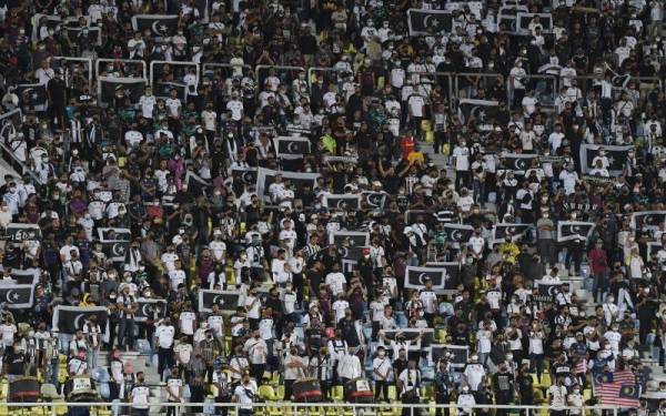 Penyokong pasukan TFC yang hadir ke stadium bagi menyaksian perlawanan antara pasukan tersebut dengan pasukan JDT pada saingan separuh akhir pertama Piala Malaysia 2021 di Stadium Sultan Mizan Zainal Abidin Gong Badak Isnin lalu. - Foto Bernama