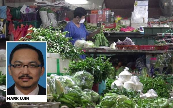 Peniaga sayur terpaksa membeli sayuran pada harga tinggi daripada pembekal susulan kekurangan bekalan.