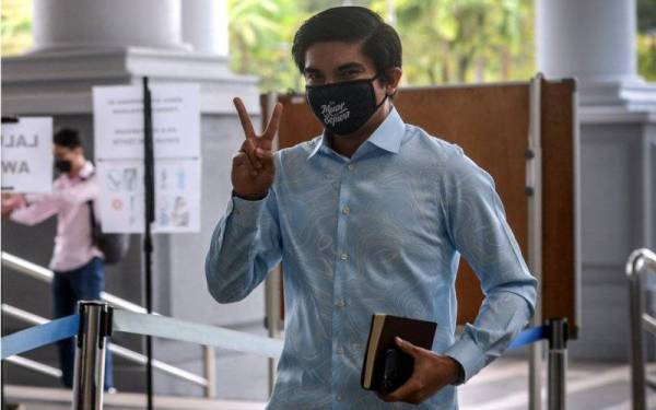 Syed Saddiq hadir di Kompleks Mahkamah Kuala Lumpur pada Khamis untuk proses pendengaran permohonannya memindahkan empat kes berkaitan pecah amanah, salah guna wang sumbangan dan pengubahan wang haram dari Mahkamah Sesyen ke Mahkamah Tinggi. - Foto Bernama 