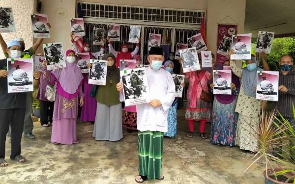 Mohd Azmi (depan) melancarkan Kempen Selamatkan Malaysia dari Arak dan Judi (Saji) di Anjung Salimah pada Khamis.