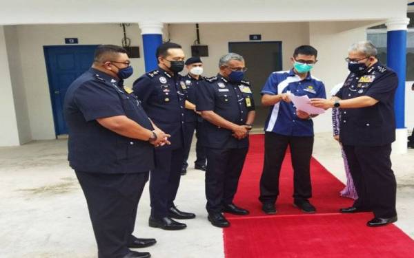 Mazlan (kanan) diiringi Ketua Polis Pahang, Datuk Ramli Mohamed Yoosuf dan timbalan, Datuk Mohd Yusri Hassan Basri serta Ketua Polis Daerah Maran, Deputi Superintendan Norzamri Ab Rahman mendengar taklimat disampaikan Jurutera Daerah JKR Maran, Mohd Haniff Hassanuddin ketika meninjau projek baik pulih kuarters anggota IPD Maran di sini pada Khamis.