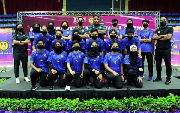 Barisan pemain dan pegawai pasukan bola sepak wanita UiTM yang diperkenalkan dalam satu majlis di Pusat Sukan UiTM Shah Alam pada Khamis. - Foto Bernama