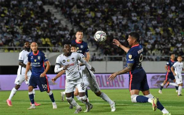 Aksi separuh akhir pertama Piala Malaysia antara TFC dan JDT di Stadium Sultan Mizan Zainal Abidin,Gong Badak pada Isnin.
FOTO: BERNAMA