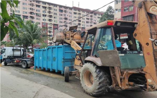 KDEBWM menjalankan kerja kutipan sampah dan pembersihan berikutan kejadian banjir kilat yang melanda Lembah Jaya Utara dan Kampung Melayu Ampang, pada Isnin.