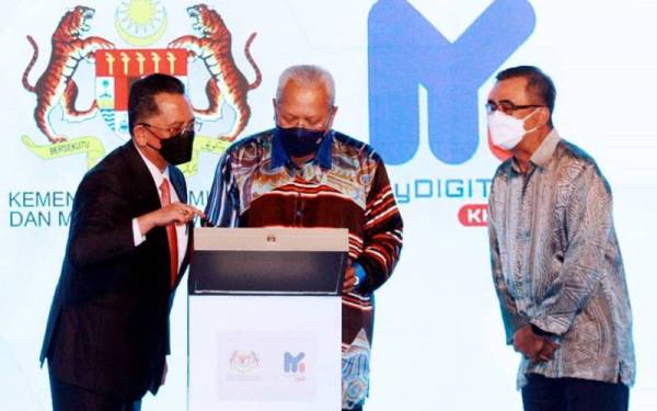 Menteri Komunikasi dan Multimedia Malaysia, Tan Sri Annuar Musa (tengah) bersama Ketua Setiausaha, Datuk Seri Mohammad Mentek (kiri) dan Ketua Pegawai Operasi (Komersial & Teknologi) Telekom Malaysia Berhad, Ir Ts Azizi A Hadi (kanan) merasmikan program Promosi Jalur Lebar 2021 MyDIGITAL.KKMM yang diadakan di Kementerian Komunikasi dan Multimedia Malaysia pada Khamis.- FOTO ROSLI TALIB