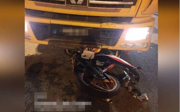 Keadaan motosikal mangsa yang terbabit dalam kemalangan di Jalan Seremban-Kuala Pilah berhampiran susur keluar jejambat Lebuh Raya Kajang- Seremban (Lekas) menghala ke Paroi pada malam Khamis. - Foto Bomba Negeri Sembilan