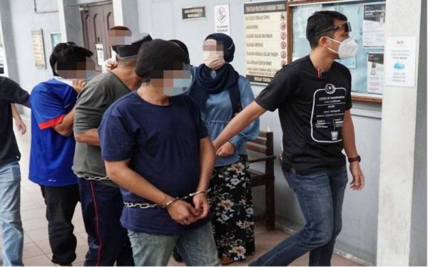 Tiga lelaki termasuk dua beranak di bawa ke Mahkamah Majistret Ipoh bagi mendapatkan permohonan reman bagi membantu siasatan mengikut Seksyen 302 Kanun Keseksaan.