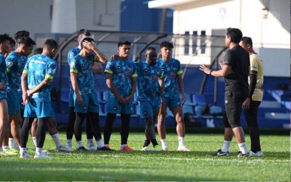 Nafuzi Zain giat merencana taktikal TFC menjelang perlawanan menentang JDT malam ini. - Foto Terengganu FC