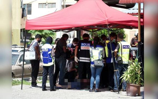 Polis menjalankan siasatan di lokasi kejadian bunuh membabitkan seorang lelaki di Flat Jalan Ashby di Ipoh.