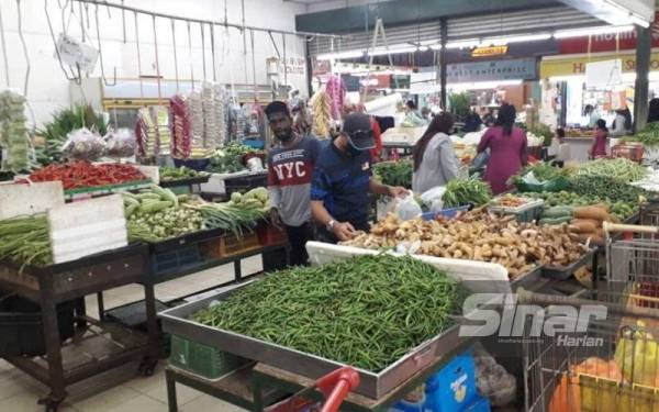 Orang ramai terus membeli sayur dan barang keperluan harian walaupun harganya naik hampir satu kali ganda di Pasar Basah Kipmall Masai, Johor Bahru, pada Jumaat