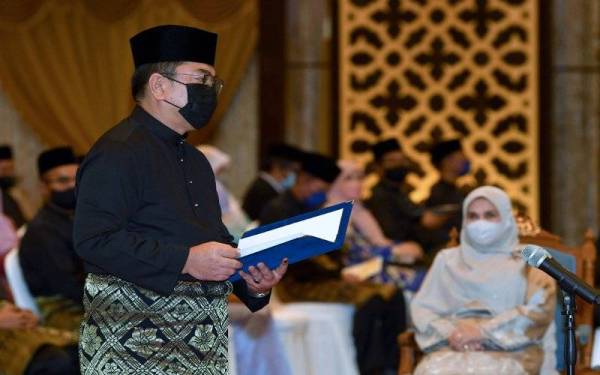 Sulaiman semasa membaca ucapan taat setia sempena Istiadat Pengurniaan, Angkat Sumpah Jawatan dan Taat Setia serta Sumpah Simpan Rahsia Ahli Majlis Mesyuarat Kerajaan Negeri di Dewan Seri Negeri dekat Ayer Keroh, hari ini. Foto Bernama