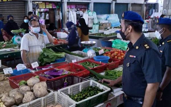 Pemantauan dilakukan oleh pegawai KPDNHEP di seluruh Kedah bagi memastikan peniaga tidak menjual barangan dengan harga yang terlalu tinggi. FOTO KPDNHEP KEDAH