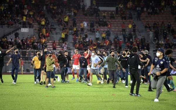 IMBAS KEMBALI... Gelagat para penyokong Kuala Lumpur City FC yang merempuh masuk ke padang ketika meraikan kemenangan selepas menewaskan Selangor FC pada suku akhir kedua Piala Malaysia di Stadium Kuala Lumpur pada 18 November lalu. - Foto fail Bernama