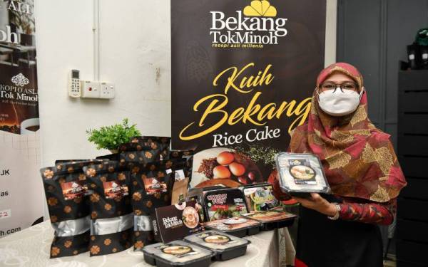 Noryati menunjukkan produk kuih bekang dan produk lain keluarannya semasa ditemui di premisnya di Kuala Ibai. - Foto Bernama