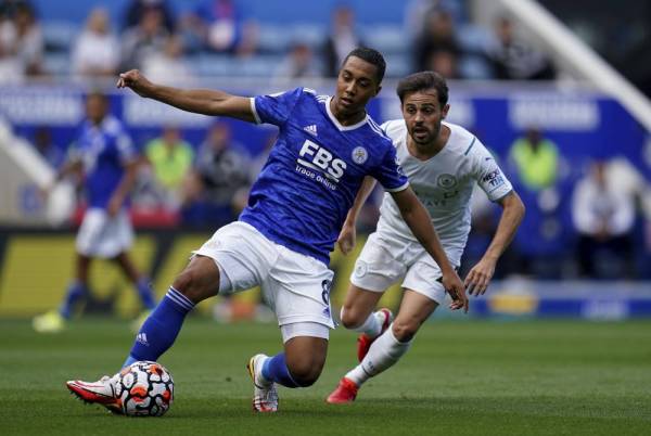 Aksi pemain Leicester City, Youri Tielemans (kiri) dan pemain Manchester City, Bernardo Silva pada saingan EPL, baru-baur ini. - Foto AP