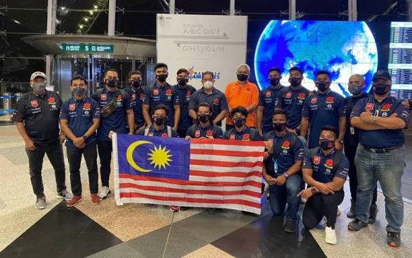 Mohd Saizul bersama para pemain Bunga Raya 7's lelaki negara yang membawa cabaran negara Siri Tujuh Sebelah Ragbi Asia di Sport City Dubai baru-baru ini.