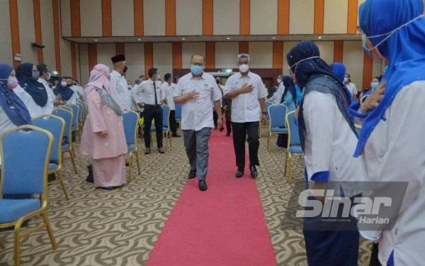 Ahmad Amzad (tengah) ketika hadir ke Majlis Sambutan Hari Guru peringkat daerah Kuala Terengganu di Terengganu Equestrian Resort (TER) pada Sabtu.