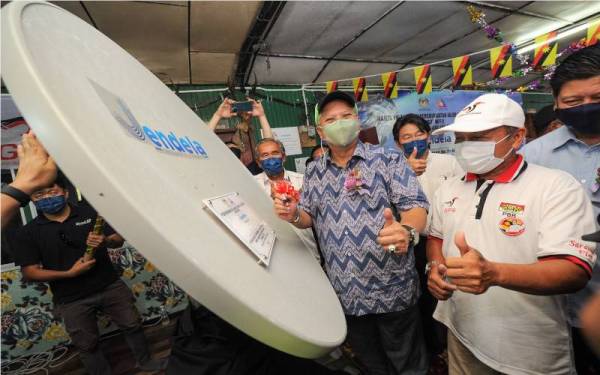 Annuar (depan, dua kanan) melancarkan satelit jalur lebar (VSAT WiFi) untuk Kampung Sebayang pada Program Kembara Connectivity Sarawak di Rumah Panjang Baki Kampung Sebayang pada Sabtu. - Foto Bernama 