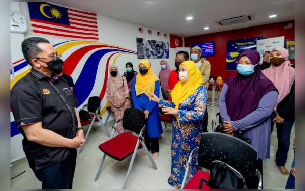 Datuk Seri Mohammad Mentek (kiri) beramah mesra bersama peserta kursus Jelajah #SayaDigital iaitu kelas latihan kemahiran asas digital di Pusat Ekonomi Digital (PEDi) Padang Tembak pada Sabtu. - Foto Bernama