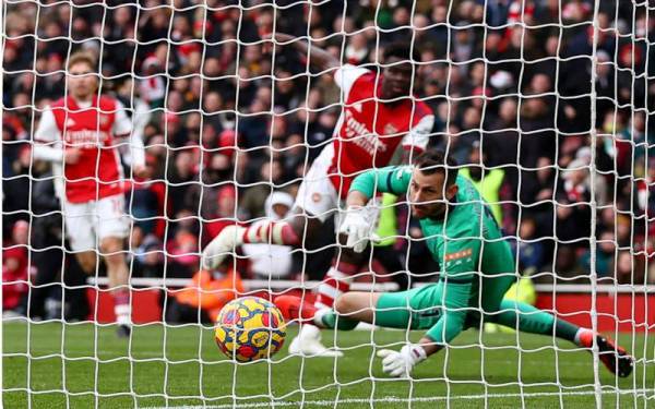 Saka meledak jaringan pembukaan Arsenal ketika melayan kunjungan Newcastle United dalam aksi Liga Perdana Inggeris (EPL) di Stadium Emirates, London. - Foto AFP