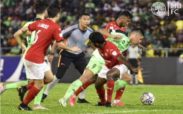 Penyerang import Melaka United dari Brazil, Giovane Gomes berusaha melepasi halangan para pemain Kuala Lumpur City FC dalam aksi separuh akhir Piala Malaysia pada Jumaat. - Foto Melaka United Football Club