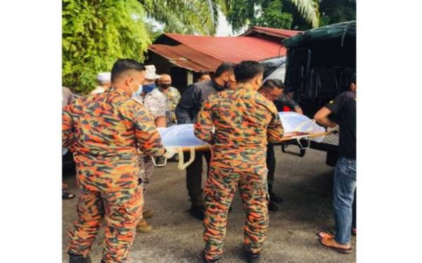 Mangsa yang ditemui lemas pada pagi Ahad diserahkan kepada pihak polis untuk tindakan selanjutnya. FOTO JBPM PERAK