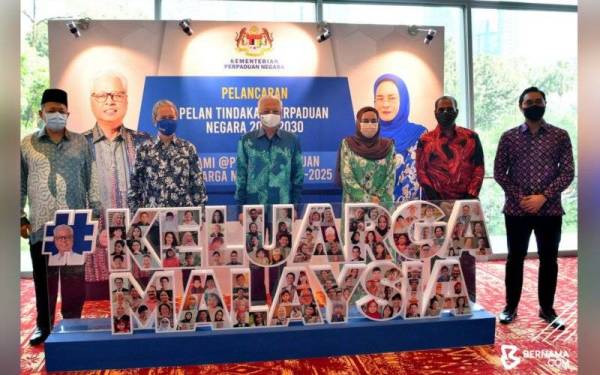 Ismail Sabri (tiga dari kiri) melancarkan Pelan Tindakan Perpaduan Negara 2021-2030 dan KAMI@Pelan Perpaduan Keluarga Malaysia 2021-2025.- Foto Bernama