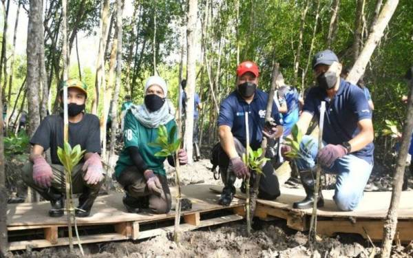 Rahilah (dua kiri) pada Program Tanam Pokok anjuran bersama MPKS dengan kerjasama Enquest Petroleum Development Malaysia dan Malaysian Nature Society di sini pada Ahad.