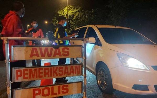 Polis melakukan pemeriksaan kenderaan di sekatan jalan raya di Jalan Perpaduan pada Operasi Bersepadu Khas Cegah Jenayah di Ipoh.