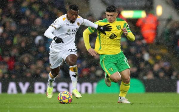 Pertahanan Norwich City Milot Rashica (kanan), cuba mengekang asakan penyerang Wolvers, Nelson Semebo pada perlawanan berkenaan. - foto Reuters