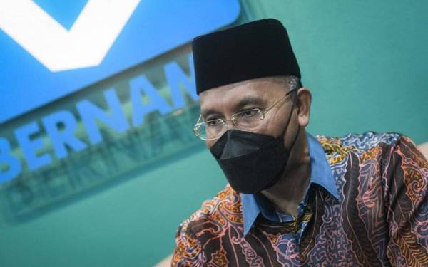 Menteri di Jabatan Perdana Menteri (Hal Ehwal Agama) Senator Idris Ahmad pada Program Bual Bicara Buletin Bernama sempena Aspirasi Keluarga Malaysia (AKM) 100 Hari Jemaah Menteri bagi Kementerian di Wisma Bernama, hari ini.- Foto Bernama